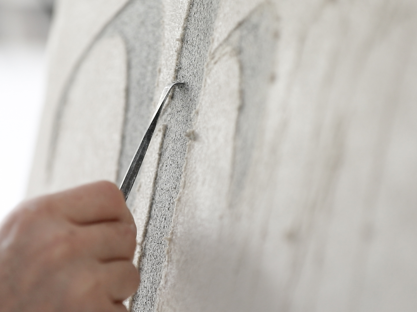 Schneiden des Sgraffitos in den intonaco chiaro